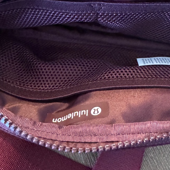 🇨🇦NEW WITH TAG Lululemon UBC Everywhere Belt Bag - Cassis - Picture 6 of 7